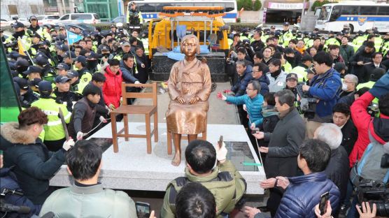 부산 일본영사관 앞 소녀상 4시간 만에 철거…부산동구 직원과 시민단체 회원 충돌