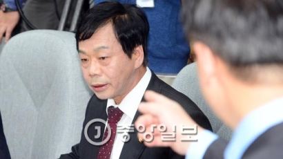 "이완영 의원, 감사원 신참 사무관 때 뒷돈 받고 사직" 의혹