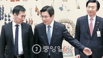[사진] 황교안 대행, 첫 청와대 공식 행사