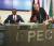 12월 4일 오스트리아 빈에서 열린 OPEC 정례회의 후 이매뉴얼 아베 카치쿠우 나이지리아 석유장관(왼쪽)과 압둘라 바드리 OPEC 사무총장이 기자회견을 위해 자리에 앉고 있다.