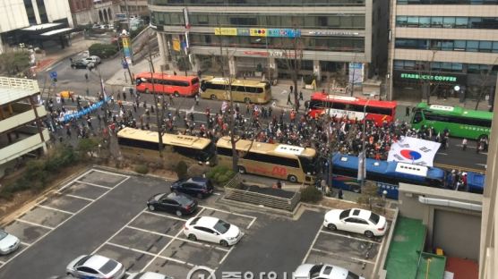 보수단체 "탄핵무효, 국회해산" 서소문로 행진