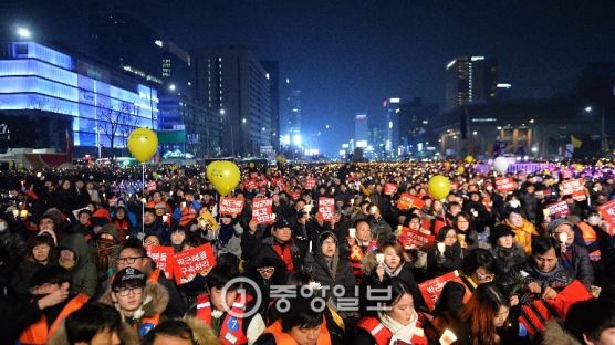 '송박영신' 7시부터 올해 마지막 촛불집회 시작