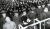  마오쩌둥 사망 후 체포된 장칭은 반혁명집단 수괴 혐의로 사형선고를 받았지만, 2년간 집행이 유예되는 바람에 죽음은 면했다. 선고 직후 두 손에 수갑이 채워지는 장칭. 1981년 1월 25일 오전 9시 18분, 최고인민법원 법정. [사진=김명호 제공]