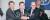 1997년 12월 3일 미셸 캉드쉬 IMF 총재(오른쪽)와 임창열 부총리(가운데), 이경식 한국은행 총재가 구제금융 협상을 타결한 뒤 손을 맞잡고 있다. [중앙포토]