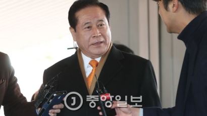 검찰 출석한 배덕광 의원 "돈 받고 특혜 준적 없다" 혐의 부인