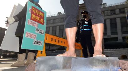'맨발의 사나이' 조승환, 얼음 위에 맨발로 "박 대통령 조기 퇴진·탄핵 촉구!"