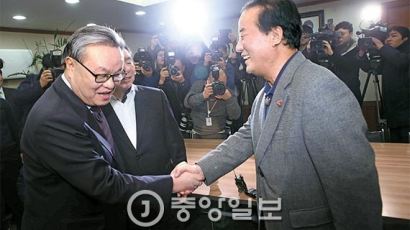 인명진 “종양 뿌리 없애야”…서청원·최경환 탈당 재압박