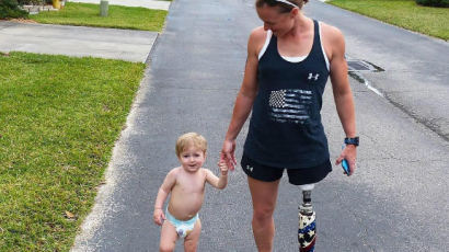 [화보] "다리 잃었지만…" 어느 엄마와 아기의 행복한 산책
