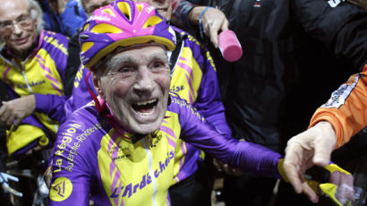 105세에 자전거로 1시간에 22km 주파…"경쟁자 기다리겠다"