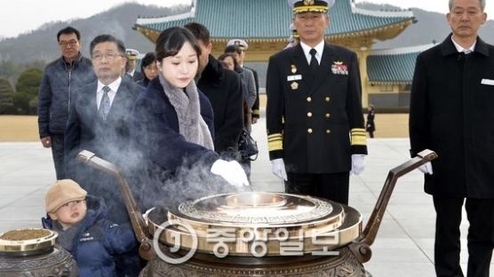 [서소문 사진관] 국립묘지에서 열린 훈장수여식