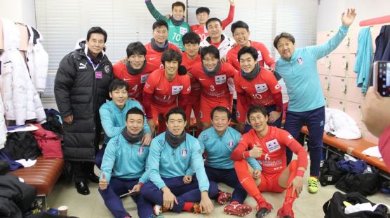 그라운드에는 한일 갈등 없다…한국축구 레전드, 일본에 쾌승