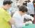 진세식 원장이 김건우(가명)군의 치아를 살피고 있다. 김군을 포함한 한국보육원생과 직원 30여 명이 치과 진료를 받았다. [사진 유디치과]