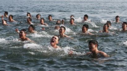 [서소문사진관] ‘악!악!악!’겨울바다에 뛰어든 SSU…한파 시작 