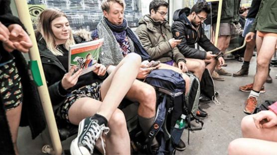 [사진] 바지 벗고 지하철 타기…한국은?