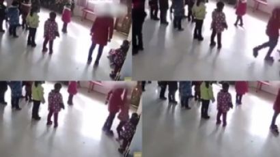 중국 유치원 교사 폭행 영상에 누리꾼 '분노'