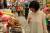 육경희 사장이 2014년 9월 15일 제주 동문시장에서 ‘수애(순대의 제주 말)’를 살펴보고 있다.