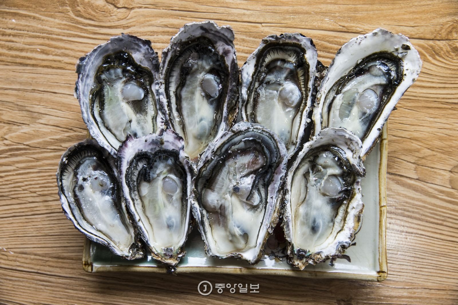 여행기자의 미모맛집] ① 통영 굴향토집 - 청정바다에서 건져 올린 뭉클한 맛 | 중앙일보