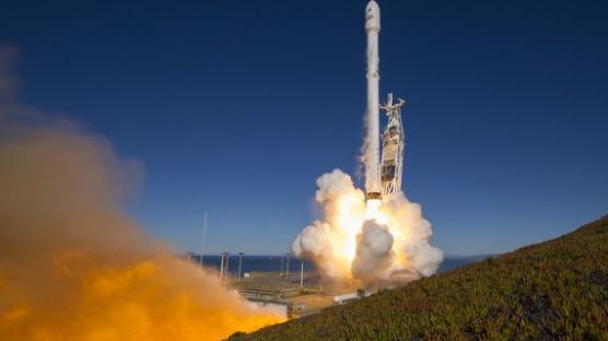다시 날아오른 일론 머스크의 우주개발 꿈…'팰컨 9' 로켓 발사 성공