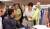 박근혜 대통령이 지난 2015년 4월 20일 오후(현지시각) 페루 리마 쉐라톤호텔에서 열린 `한-페루 비즈니스 포럼`에 참석해 페루측 관계자들과 대화하고 있다. 박 대통령 왼쪽에 차순자 대구시의원(보광직물 대표)이 서 있다. [사진 청와대]