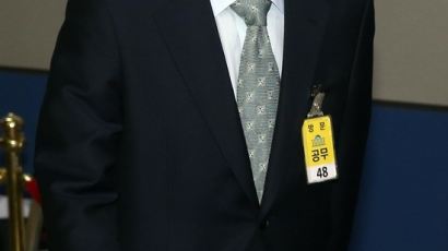"김기춘 '박 대통령은 나라와 겨레의 행복만을 생각' 회고록에서 밝혀"