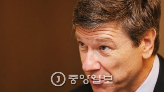 반기문 '글로벌 책사'로 거론되는 제프리 삭스, "한국인들, 정부 못 믿고 불행하다" 