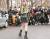 지난해 3월 파리 패션위크 기간 중 스트리트 패션 사진가들 앞에서 포즈를 취하고 있는 아이린.