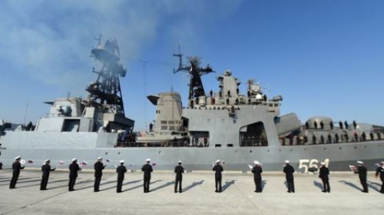부산에 들어온 러시아 해군 쿠릴열도 영토분쟁 일본에 간다