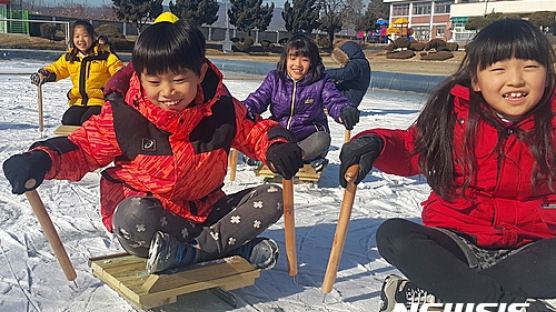 갈 곳 없는 학생들에게 전통 썰매장 선물한 시골 초교 