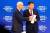 17일(현지시간) 스위스 다보스에서 열린 세계경제포럼(WEF)에 참석한 시진핑 중국 국가주석(오른쪽)과 클라우드 슈밥 WEF 회장. [다보스 로이터=뉴스1]