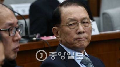 '블랙리스트' 의혹 김기춘, 15시간 특검 조사 받고 귀가