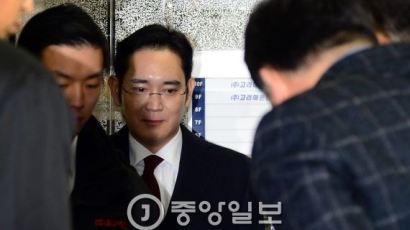 '삼성 VS 특검' 법정 공방 벌인 영장실질 심사… 이재용 부회장은 서울구치소서 대기