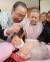 충북 음성군 사회복지시설인 꽃동네를 찾아 요양 중인 할머니의 식사를 거드는 반기문 전 총장. 전민규 기자