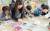 지난 13일 전남 장성군 진원면 진원초등학교에서 학생들이 천경주 돌봄전담 강사와 함께 작은 구슬을 재료로 팽이를 만들고 있다. [프리랜서 오종찬]