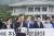 표창원(맨앞) 더불어민주당 의원이 지난해 8월 청와대 앞에서 기자회견을 하는 모습 [중앙포토]