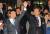 정몽준 국민통합 21 의원이 단일화 첫날인 2002년 11월 25일 국회에서 노무현 새천년민주당 대선후보의 손을 들어주고 있다. 사진·중앙포토