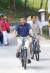 노무현 전 대통령이 퇴임 후 김해시 진영읍 봉하마을에서 볼일을 본 뒤 자전거를 타고 사저로 돌아오고 있다. 사진·중앙포토