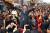 2002년 12월 노무현 당시 대통령 당선자가 부산 자갈치시장에서 지지자들의 환호에 답하고 있다.