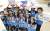 JW해외봉사단이 19일 서울 서초동 본사에서 봉사활동 출정식을 갖고 태극기와 필리핀 국기를 흔들고 있다. 김경록 기자 