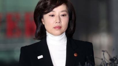 '현직 장관 구속 1호' 조윤선, 천만원 월급 그대로 받는다