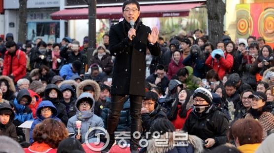 김제동 "국민 존중않는 정부, 갈아엎어야"…전주 촛불집회