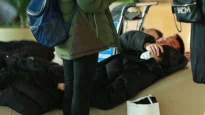 EXO 중국인 멤버 ‘레이’ 과로 우려... 공항 소파에 쓰러져 휴식