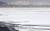 서울 영하 12.6도 등 올 겨울 들어 가장 추운 날씨를 보인 23일 서울 한강 상류지역이 얼었다. 한강경찰대원이 한강 광나루 지구에서 긴급출동에 대비해 한강 얼음의 두께를 살펴보고 있다. 전민규 기자