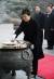 박근혜 대통령이 2016년 1월 국립서울현충원에서 현충탑에 헌화 및 분향을 한 후 묵념하고 있다. [청와대사진기자단]