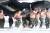 윗옷을 벗은 한미해병대원들이 24일 오후 강원도 황병산 산악 종합훈련장에서 보트를 머리에 이고 달리는 훈련을 하고 있다.전민규 기자