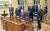 트럼프 미 대통령이 20일 새 단장한 백악관 집무실에 앉아 있다. 트럼프의 오른편 사이드테이블에 처칠 전 영국 총리의 흉상이 놓여 있다. [로이터=뉴스1]