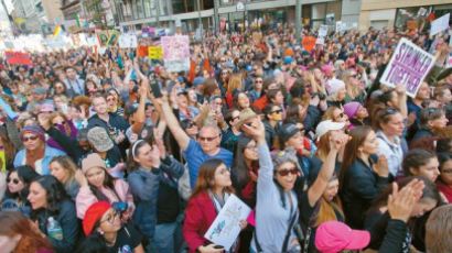 거리로 나온 여성들 "트럼프와 싸우겠다" 