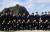 김관용 경북도지사가 25일 독도를 방문해 독도 경비대원들과 기념사진을 찍었다. [사진 경북도]