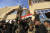 이라크 정부군의 반테러정예부대가 21일 모술 외곽도시 바르텔라를 점령한 뒤 이라크 국기를 흔드는 모습. [AP]