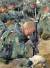 전쟁을 수행하던 미 해병대가 잠시 휴식을 취하고 있다. 한 병사가 개인화기(個人火器)를 한 손에 쥔 채 기도하듯 머리를 숙이고 있다. [중앙포토]