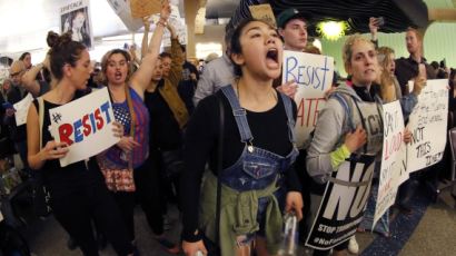 보스턴서 LA까지…트럼프 ‘反이민 행정명령’ 반발 시위 확산 